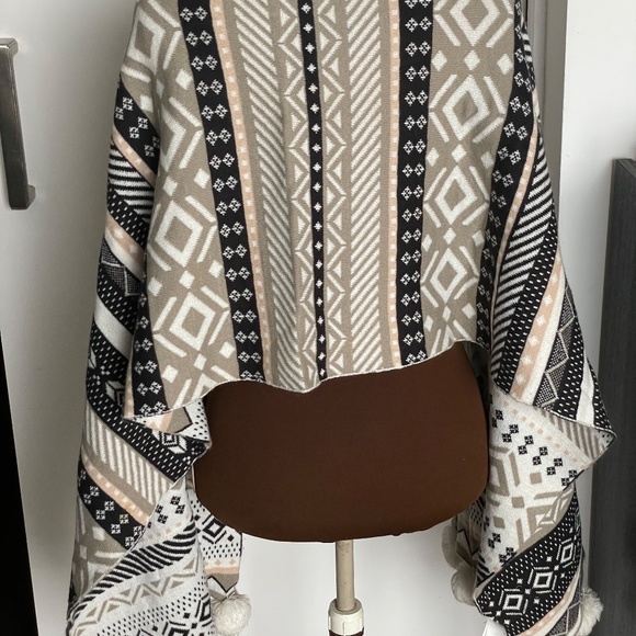 H&M Thick Pom Pom Scarf - Picture 2 of 3